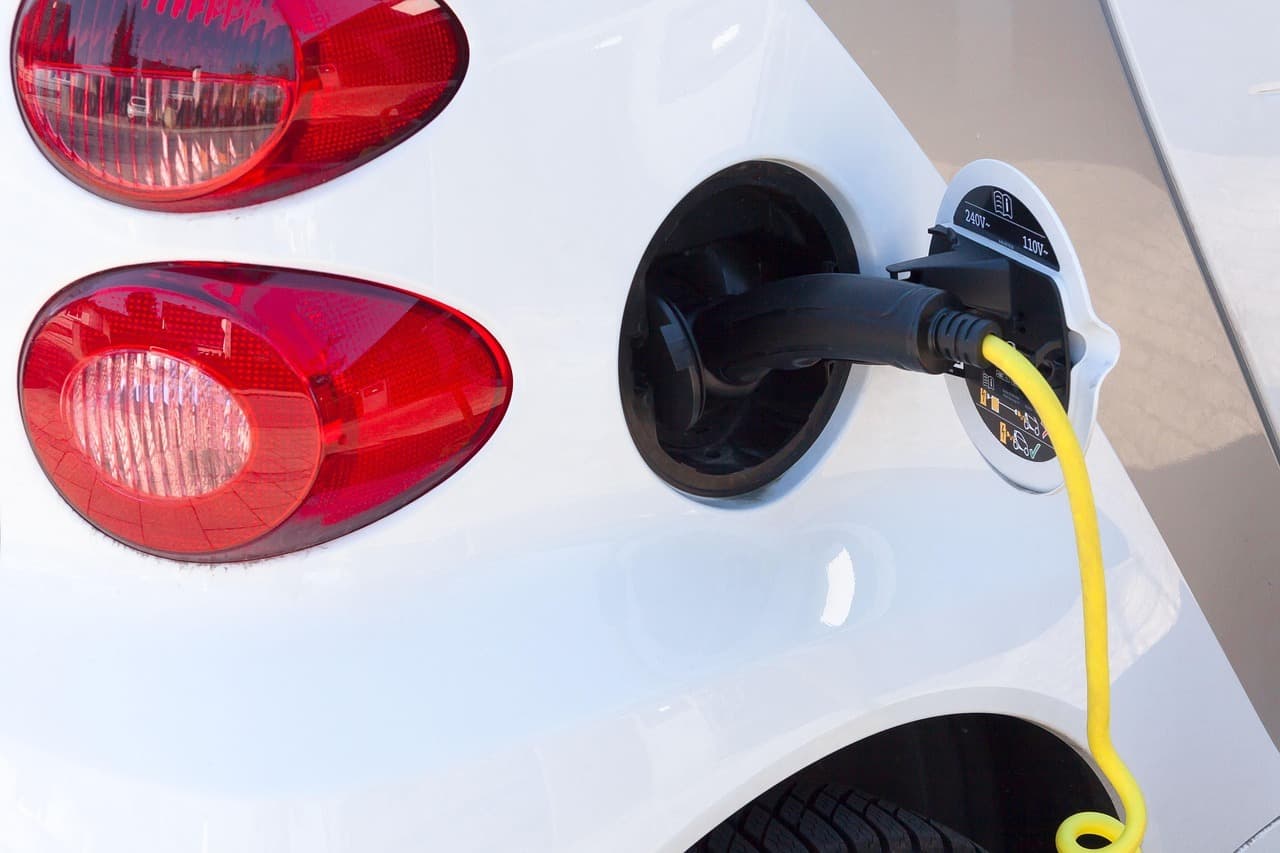 Războiul din Orientul Mijlociu a accelerat tranziția către mașini electrice în Europa. Efectul ar putea fi temporar, avertizează industria