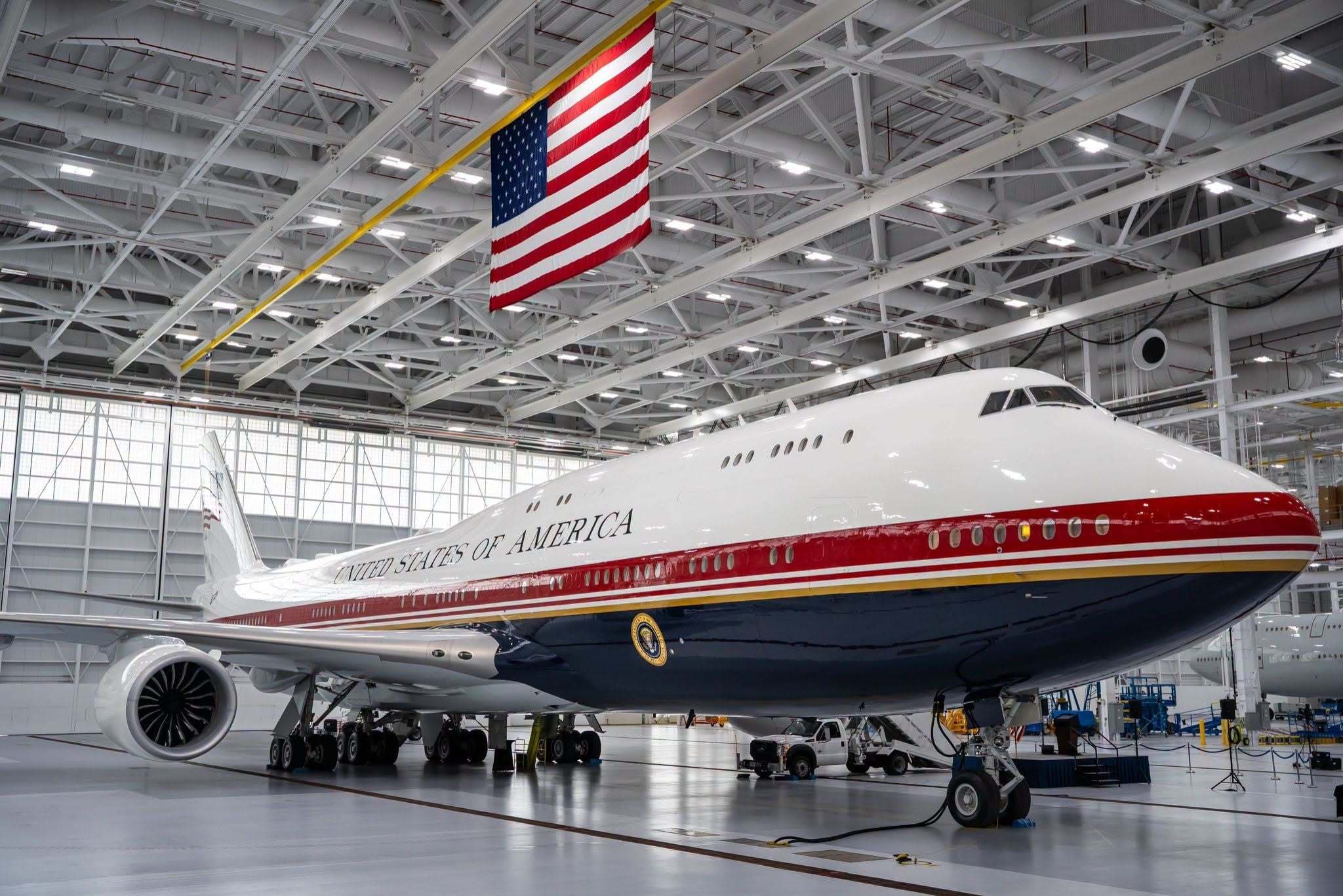 Trump a primit noul avion Air Force One donat de Qatar VIDEO