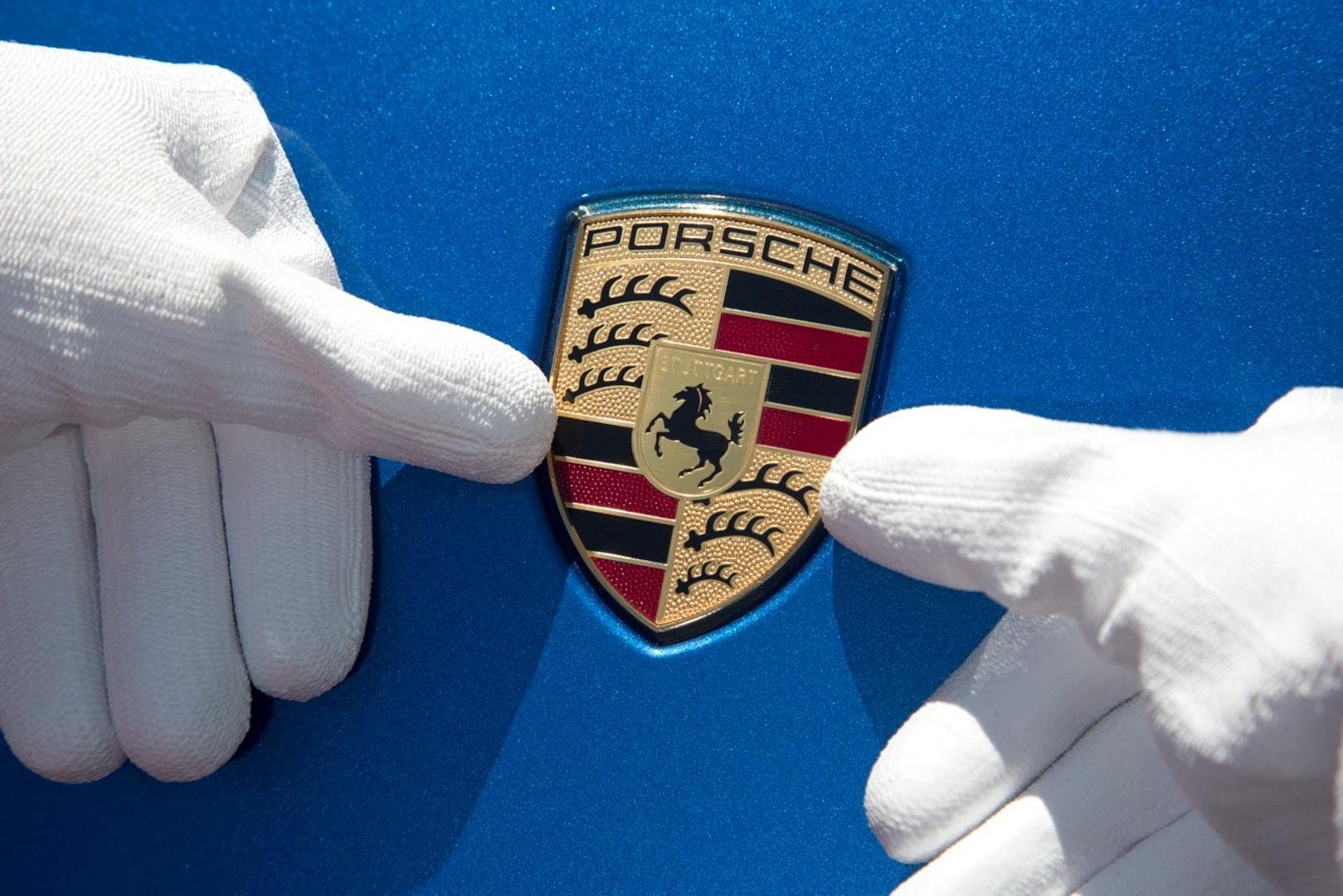 Bani cu mai puține mașini. Porsche anunță reduceri de costuri