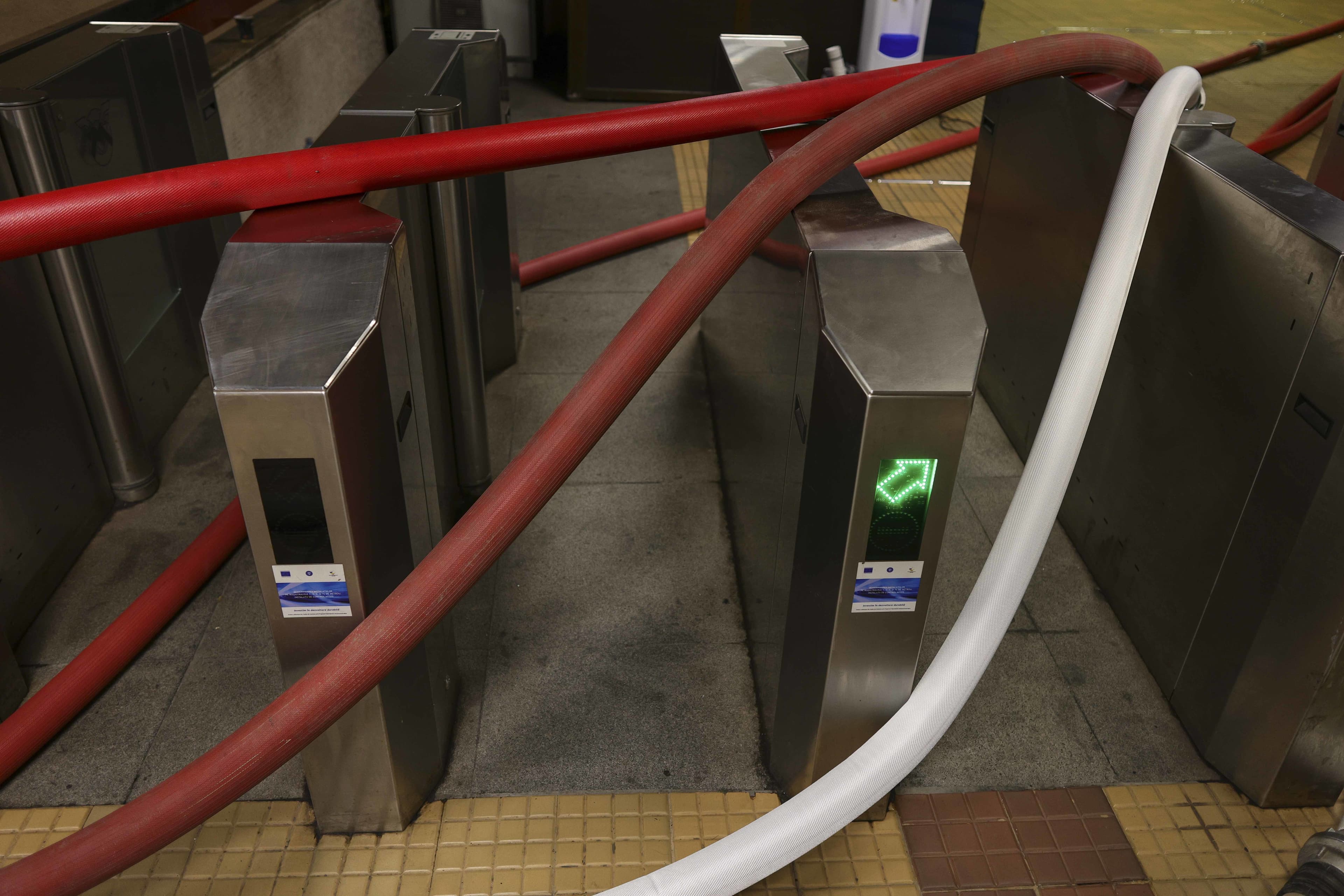 Imagini inedite: Apa scoasă din metrou cu pompa FOTO