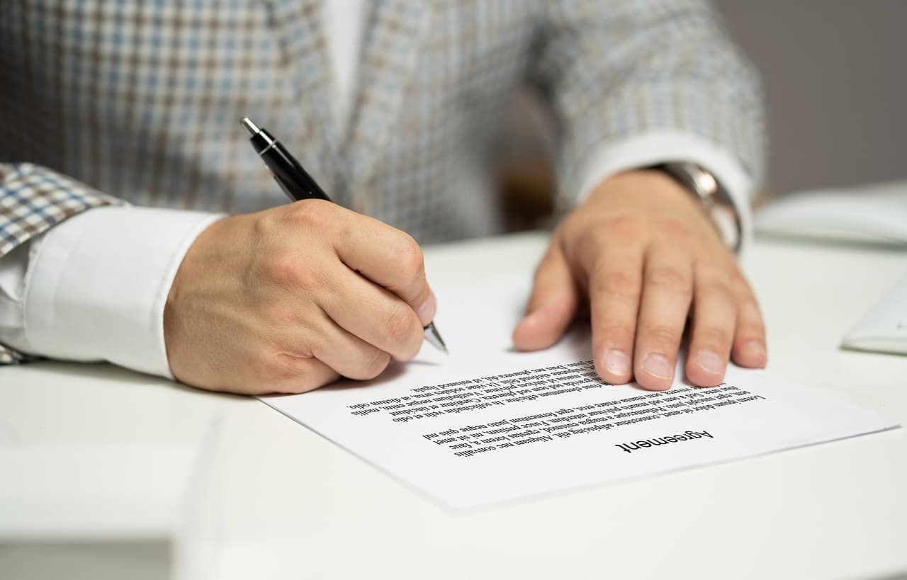 ULTIMA ORĂ Bolojan a renunțat. Sporul de 40% nu va mai fi pierdut de funcționarii care gestionează proiecte cu fonduri UE cu termen de implementare depșit