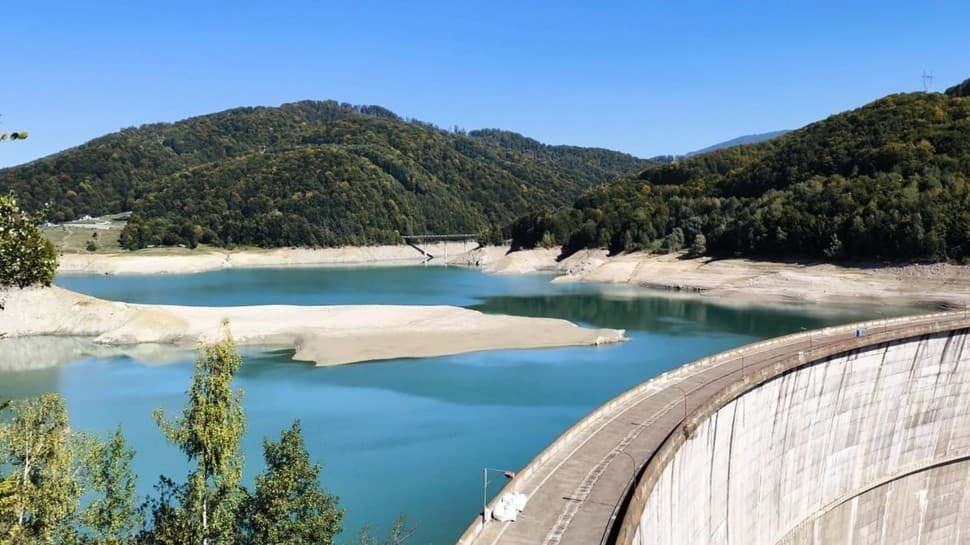 Bolojan alocă 32 milioane lei pentru a rezolva situația alimentării cu apă potabilă din Prahova. Noi soluții privind infrastructura de utilități