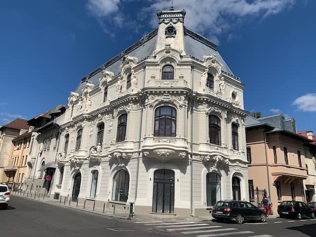 FOTO Mița Biciclista: Nimic rușinos ca Muzeul de Artă să vândă și clătite, gogoși, cafea