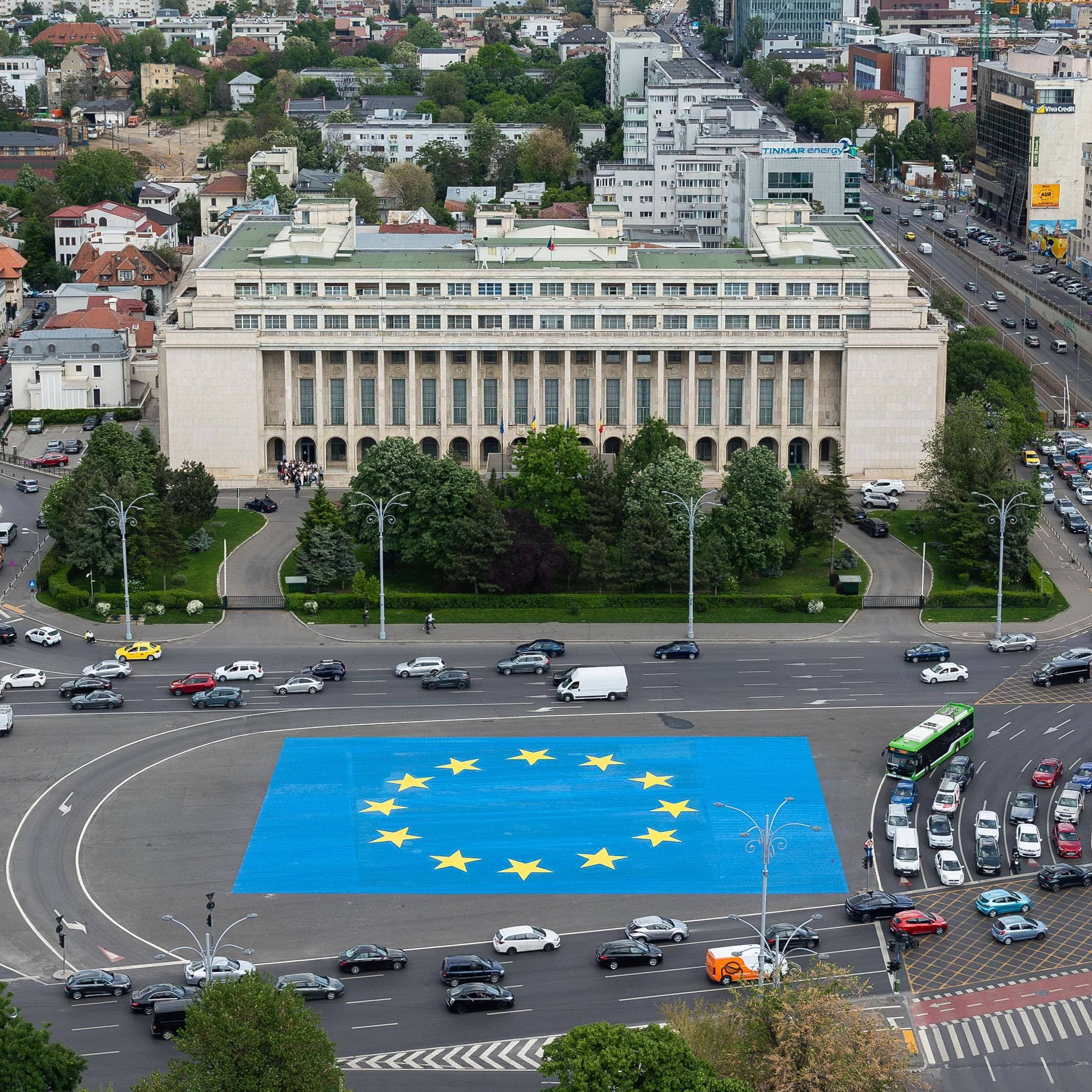 Bolojan, de Ziua Europei: În România a supraviețuit un mecanism de putere din comunism, în care se avansa prin relații, nu prin competență. Azi sistemul reacționează, reformele îi taie privilegiile și sursele de putere
