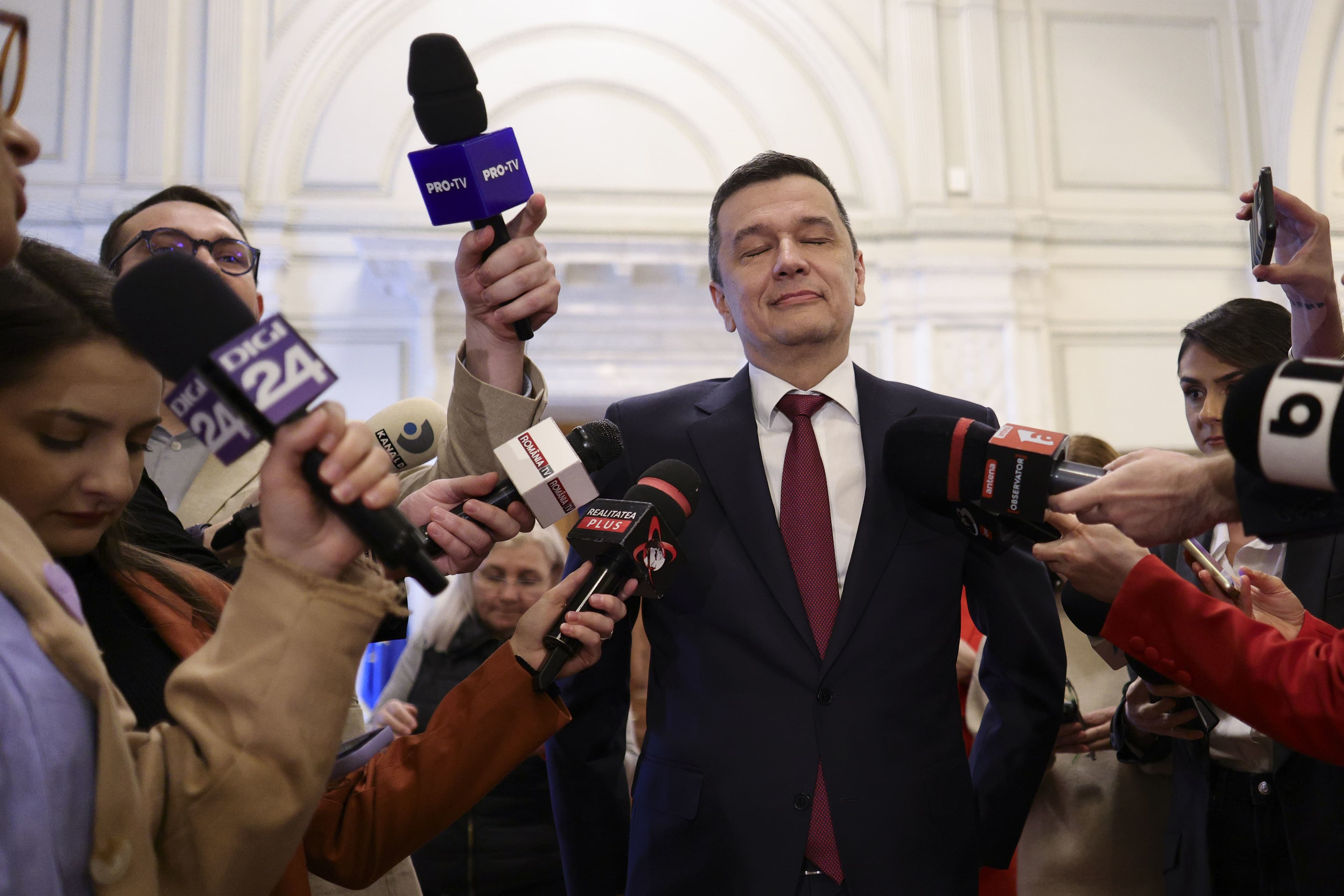 ULTIMA ORĂ Nicușor Dan a atacat la Curtea Constituțională legea PSD-AUR care interzice vânzarea de acțiuni la companii de stat până la finalul lui 2027