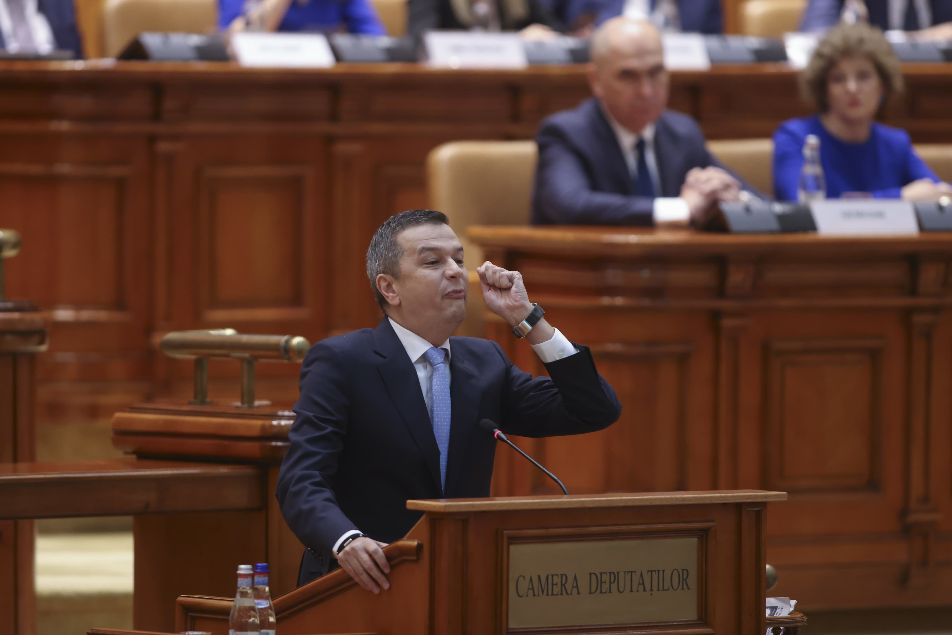 ULTIMA ORĂ EȘEC al PSD și AUR în Parlament. Nu au putut fi respinse normele adoptate de Bolojan, înainte de demitere, privind antrepozitele fiscale, rambursările de TVA și compensarea plafonării la energie