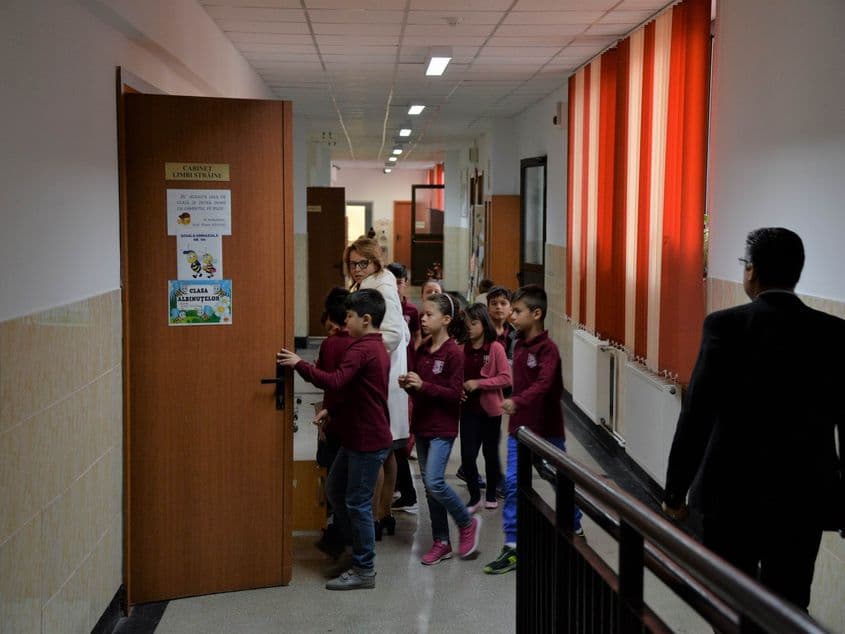 Masa caldă în școli: politică educațională pentru copii, dar și sprijin economic pentru femei