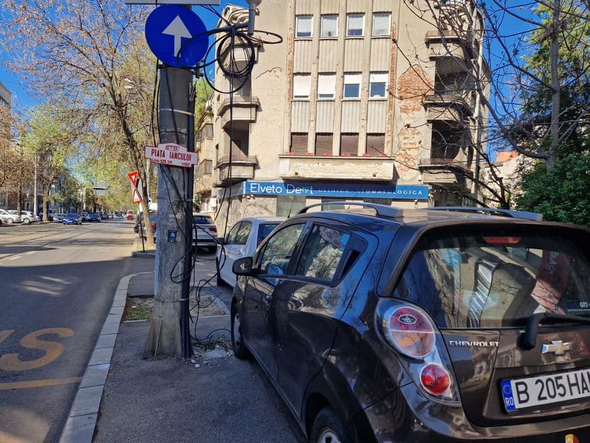 VIDEO. Orașul care uită că are și pietoni. Cum arată trotuarele din București