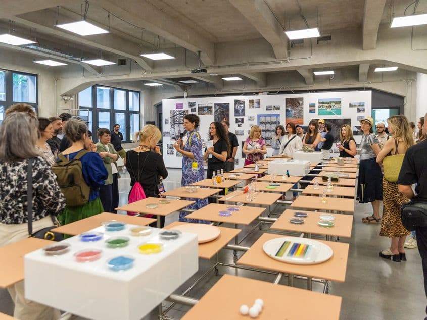 Legăturile chimice, sociale, artistice și conceptuale ale industriei chimice din România, într-o expoziție ce vine de la Timișoara la București (P)