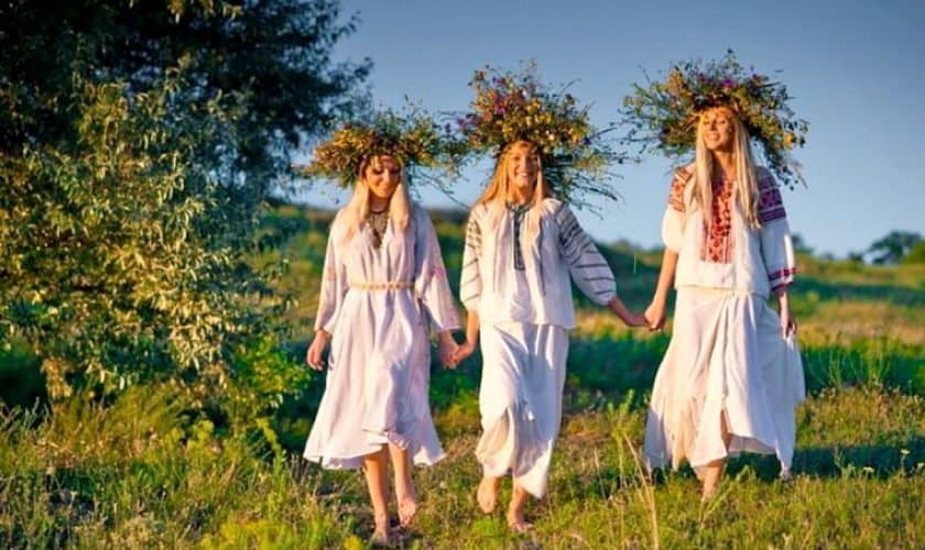 Povestea florilor care ghiceau viitorul. „Coronițele de sânziene devin accesorii pentru fotografii și decoruri de festival, în ziua de azi”
