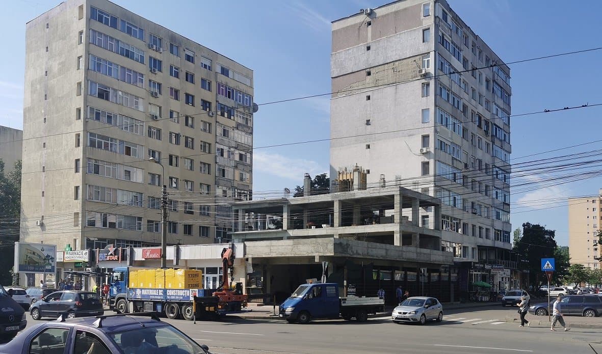 Blocul revoltător de deasupra „Familial”, declarat din nou ilegal. Curtea de Apel a răsturnat decizia Tribunalului privind construcția din Alexandru cel Bun, lipită de blocul vecin