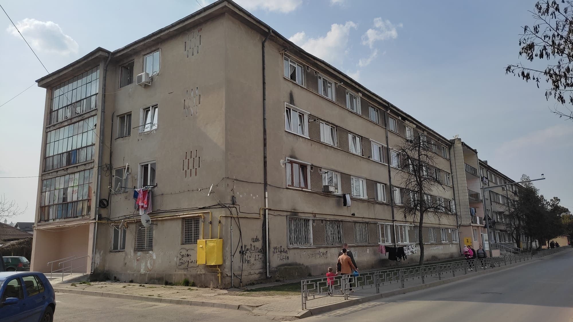 Răspundem întrebărilor cititorilor. „ Blocurile cu 3-4 etaje, fără lift, fără persoane cu dizabilității, în imobil, fără diferențe de nivel cu strada, au obligativitatea să monteze rampă?” (37)