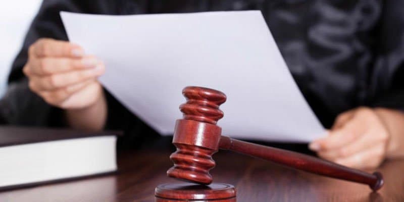 O ieșeancă a cerut protecția legii față de o cunoștință care o bârfea din pricina noului ei iubit. Ce a decis instanța de judecată