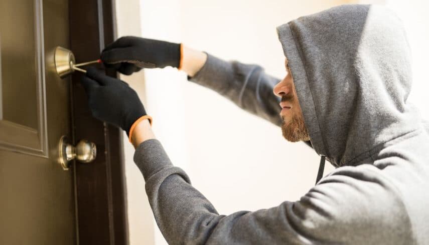 Șapte ani de închisoare pentru unul din cei mai brutali spărgători de apartamente. I s-a înfundat după o lovitură în Canta urmată de o alta identică la Bacău
