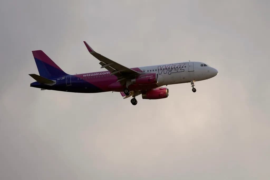 Momente tensionate în aer pentru un zbor Wizz Air, aeronava s-a întors la Iași după o problemă la motor