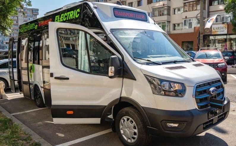 Minune mare la Iași: s-au ieftinit brusc microbuzele electrice. Aceeași firmă care a furnizat CJ autovehicule școlare la 200.000 euro bucata le dă acum cu 30% mai ieftin