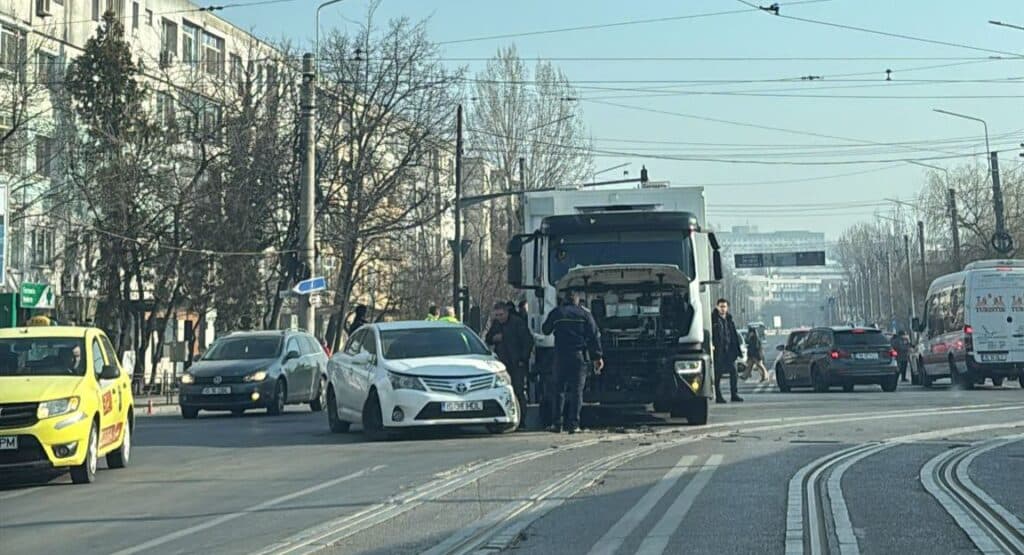 Accident în zona Țesătura. Autospecială care transporta deținuți implicată într-o coliziune. Trafic blocat