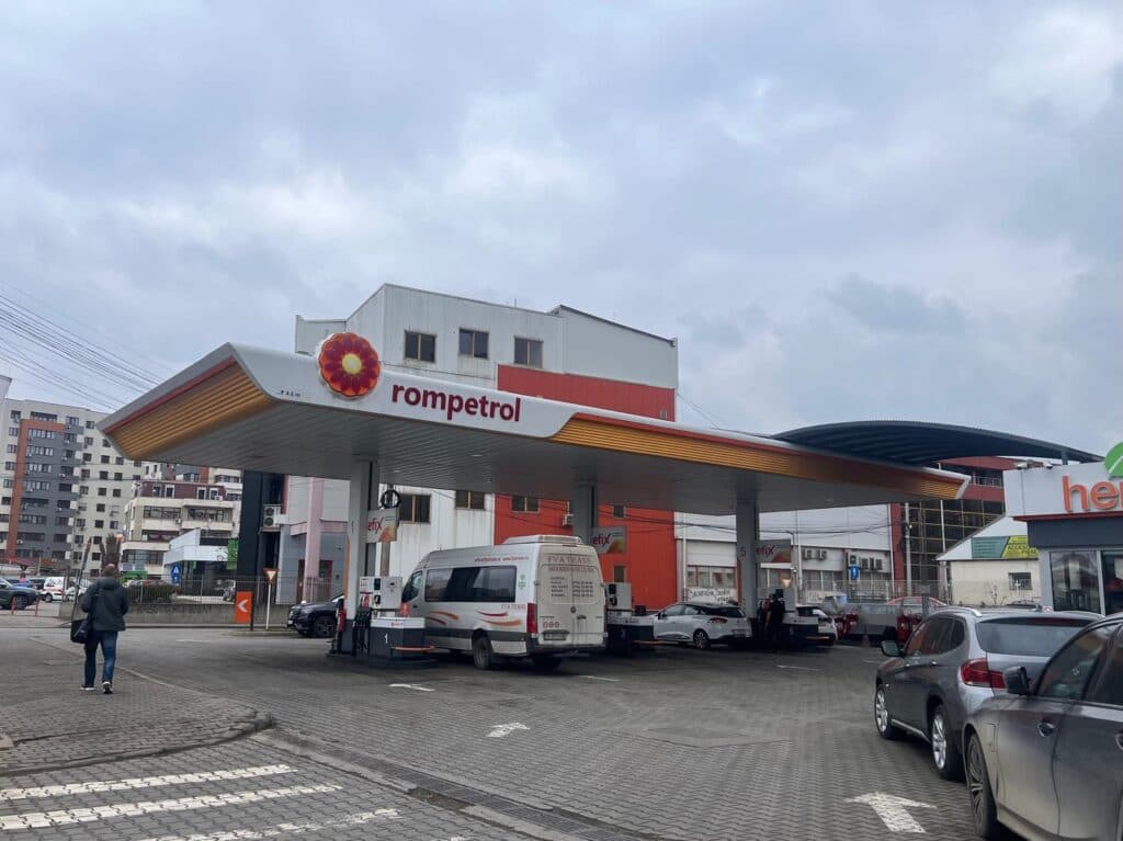 Controale în lanț la stațiile de carburanți din Iași. Protecția Consumatorului a găsit nereguli la majoritatea operatorilor: amenzi de aproape 50.000 lei