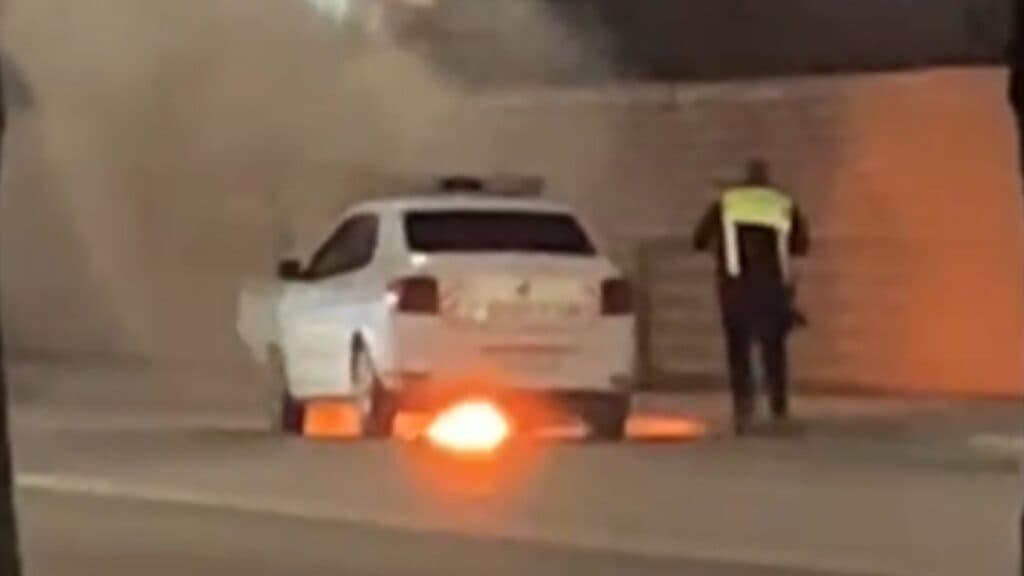 VIDEO | Un Logan de poliție a luat foc în trafic, pe strada Bucium – UPDATE