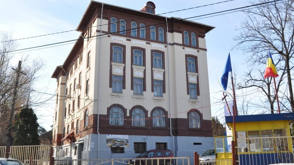 Administratorul de patrimoniu de la Liceul Tehnologic Carol I din Iași, trimis în judecată pentru „purtare abuzivă”. A lovit-o cu un dosar pe femeia de serviciu