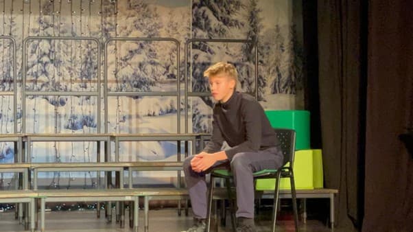 Performanță rară la 15 ani: elev din Iași în elita teatrului din Londra. „Să fiu pe scenă e cea mai frumoasă metodă de a mă relaxa”. Povestea lui Patric