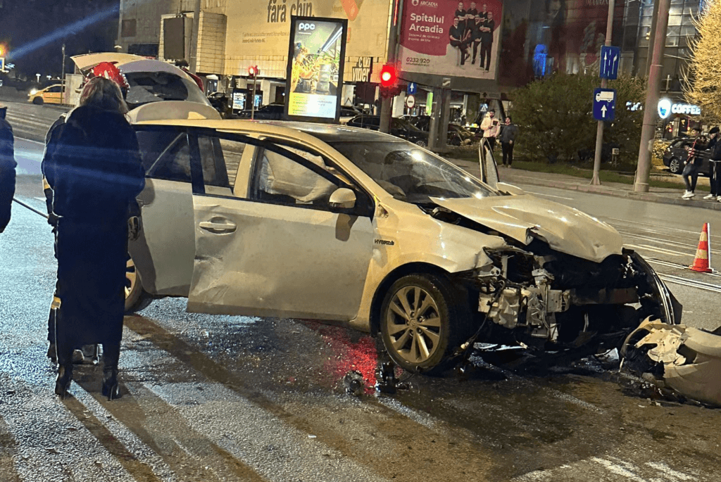 Impact violent între două mașini în Tudor Vladimirescu, o persoană a ajuns la spital | FOTO/VIDEO