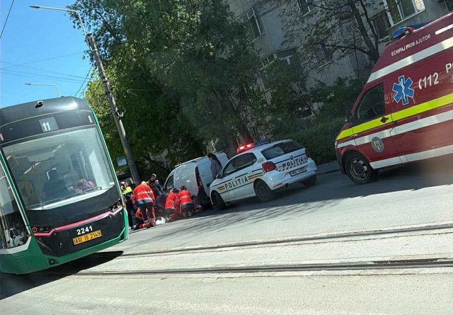 FOTO | Unui șofer i s-a făcut rău la volan în Iași. Cadrele medicale îl resuscitează