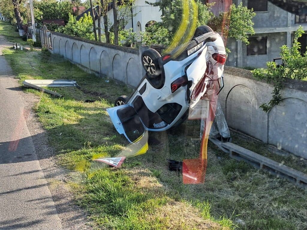 FOTO | Intervenție a pompierilor pe DJ 248 Iași-Vaslui după ce o mașină s-a răsturnat