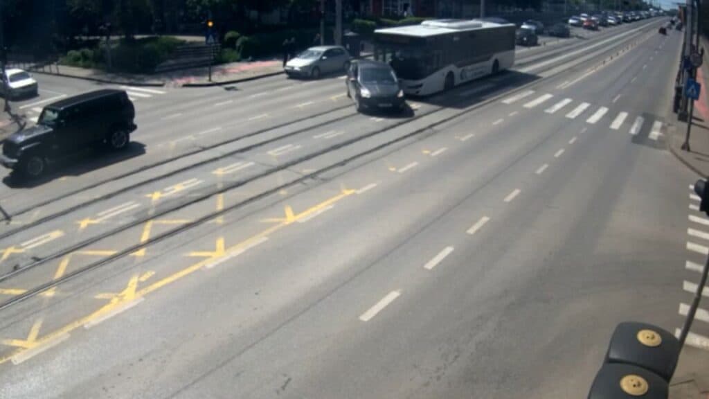 VIDEO | Cum s-a produs accidentul dintre un autobuz și un autoturism din Podu Roș. Momentul impactului, surprins de o cameră de supraveghere