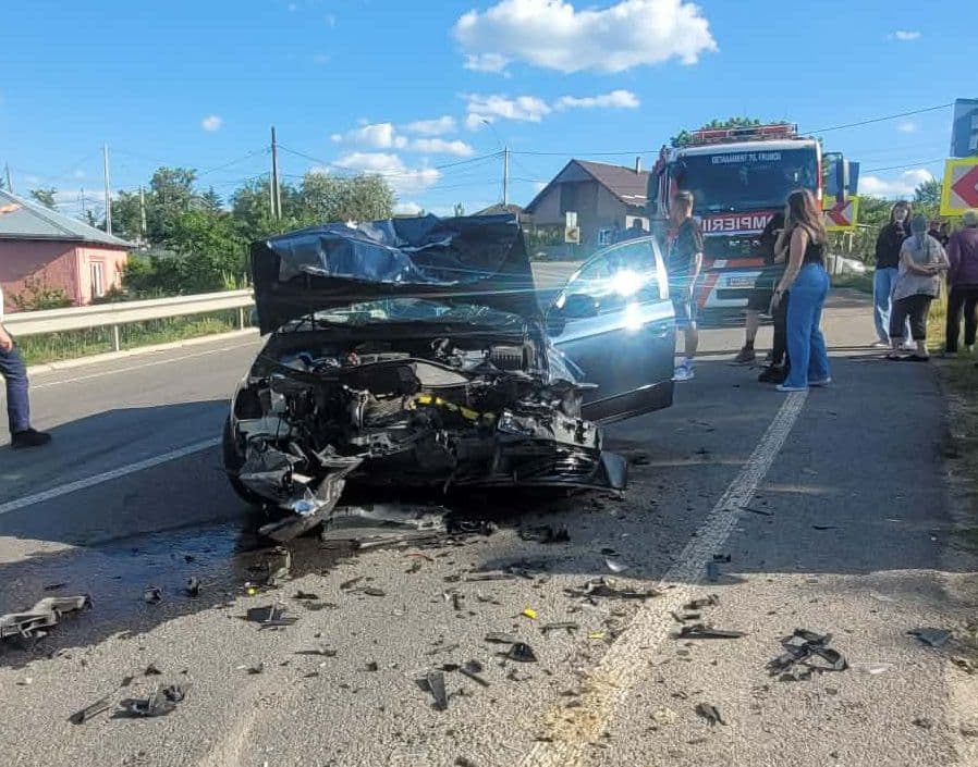 Accident cu cinci victime la Iași – Impact violent între două mașini (FOTO)