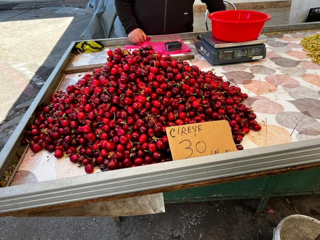 Au apărut primele cireșe în piețele din Iași. Cât costă un kilogram în această perioadă și de unde sunt aduse