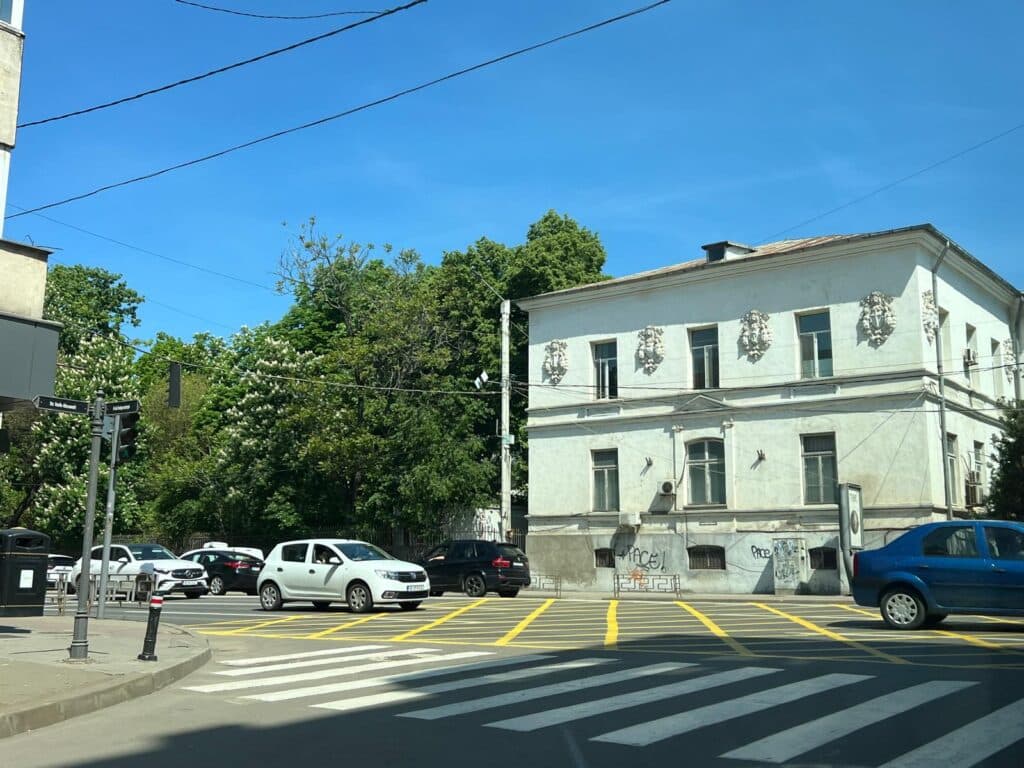 Trecerile de pietoni din Iași vor fi mai bine semnalizate. Edilii cer un standard unic până în septembrie. Modelul vizat: unul din Copou