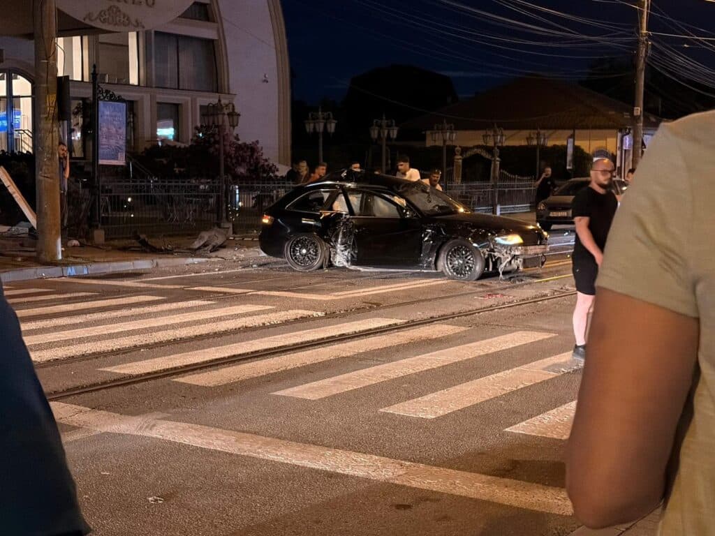 FOTO/VIDEO | Impact între două mașini în Iași. Două persoane au fost transportate la spital
