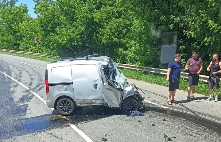 (FOTO) Accident rutier grav la Răchiteni: o persoană încarcerată după impactul dintre un autoturism și un TIR
