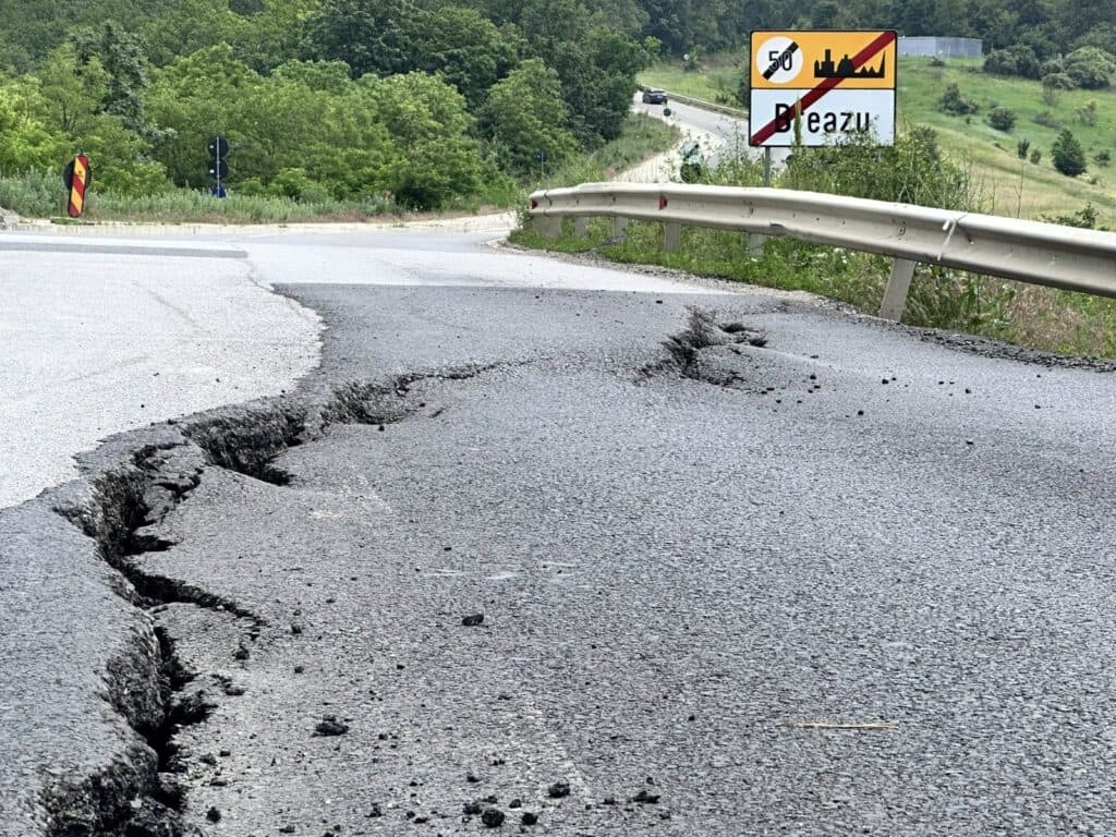 Reparații de mântuială: drumul din Breazu iar s-a surpat. Dacă mai ploua, apa ar fi luat șoseaua de tot la vale