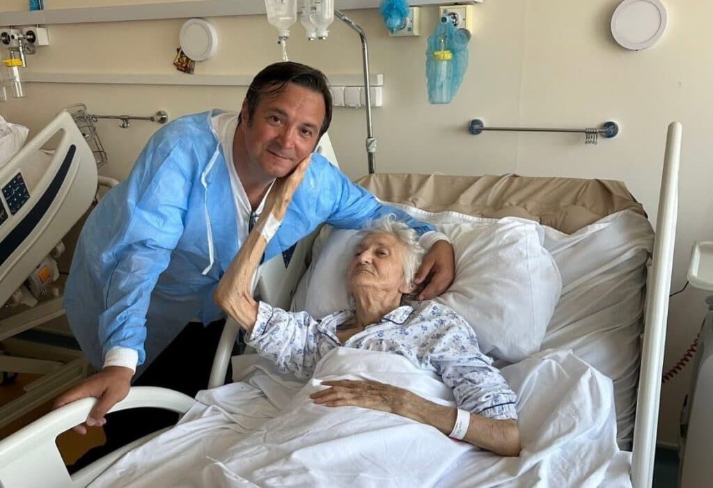Mama lui Daniel Buzdugan, transportată de urgență la două spitale din Iași după ce a leșinat. Ce diagnostic i-au pus medicii
