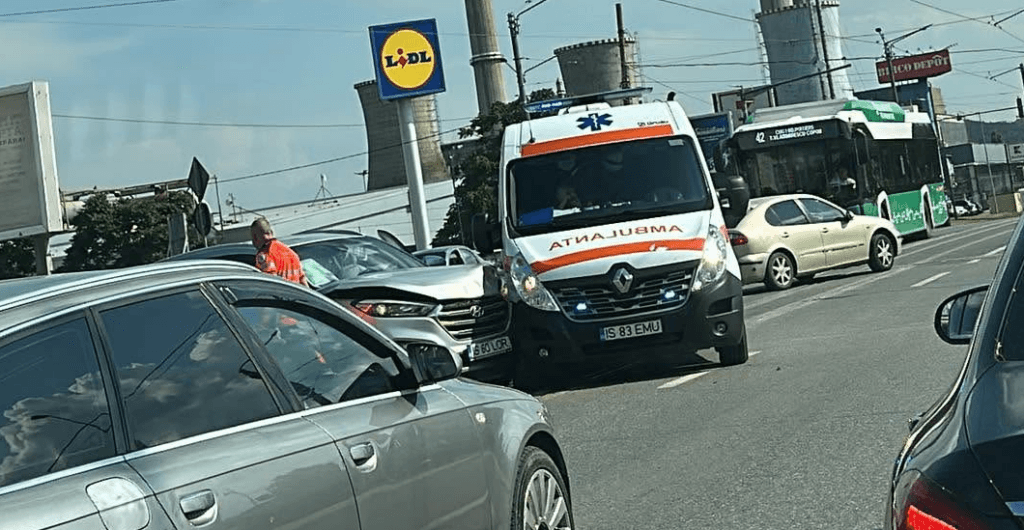 FOTO | Ambulanță implicată într-un accident în Iași, în zona Tudor Vladimirescu