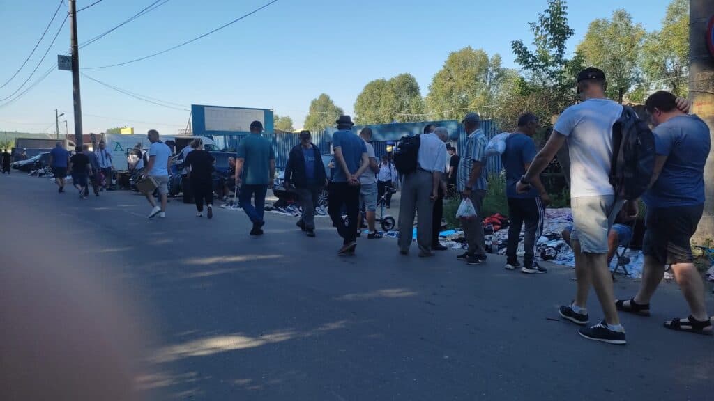 Cum mai arată talciocul din Iași – Mai puțini clienți, mai multe mașini parcate aiurea (FOTO/VIDEO)