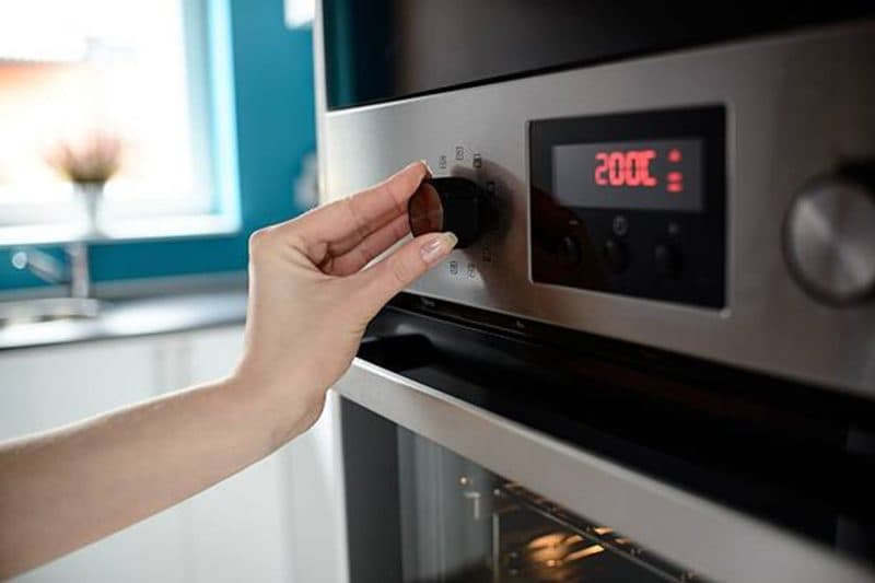 Cât îți crește factura la curent în perioada Paștelui dacă folosești cuptorul electric. Calcul în funcție de consum