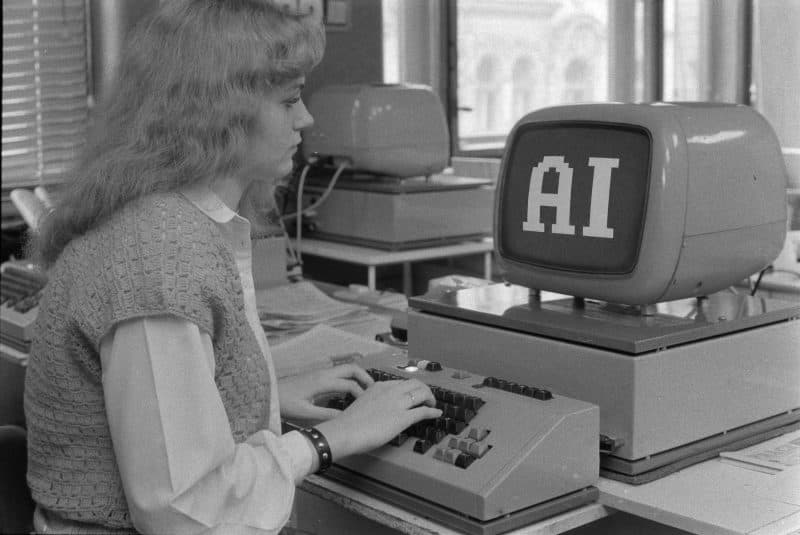 Adio șefilor de departament și coordonatorilor din multinaționale. Marile companii îi înlocuiesc treptat cu inteligența artificială