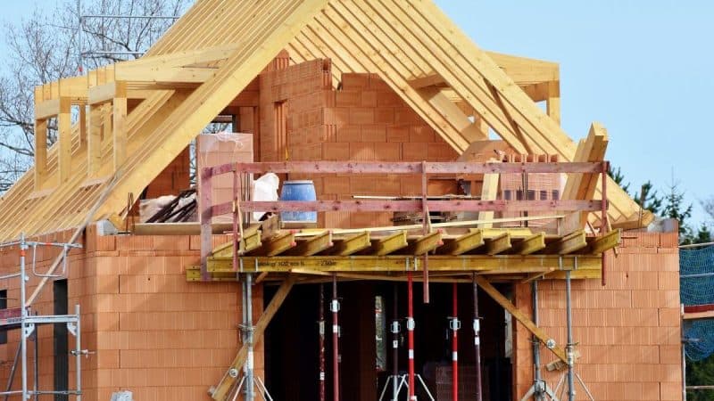 Cum să îți construiești o casă cu bani mai puțini în 2026. Greșelile care îți pot dubla costurile fără să îți dai seama
