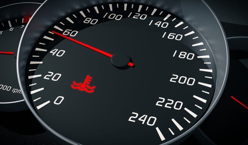 Temperatura motorului fluctuează în mers: termostat, senzor sau aer în instalație, ce verifici înainte de service