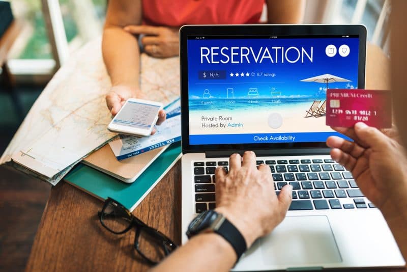 7 semne că un anunț de cazare de pe Booking ar putea fi fals. Ce trebuie să verifici înainte să plătești