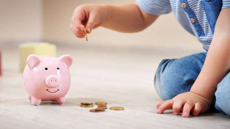 Alocații iulie 2026. Data la care intră banii pe card și când ajung prin poștă