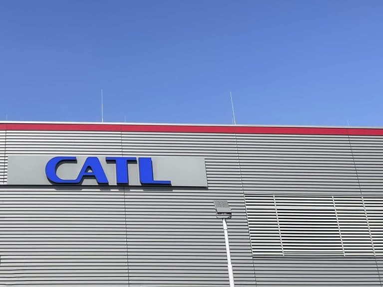 CATL câștigă bătălia mașinilor electrice. Cum a ajuns producătorul de baterii să aibă profit mai mare decât giganții auto din China