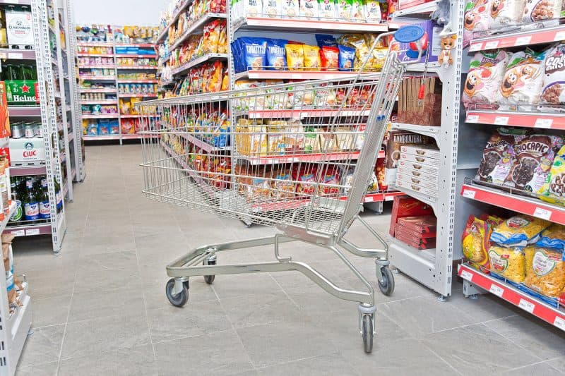 De ce supermarketurile montează aceste bucle metalice pe cărucioare. Funcția lor este ingenioasă