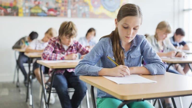 Elevii se întorc la școală cu reguli noi. Cum vor arăta testele și evaluările din toamnă. Profesorii care nu respectă noile reguli riscă sancțiuni