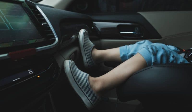 La ce vârstă au voie copiii să stea pe locul din dreapta față. Ce prevede legea