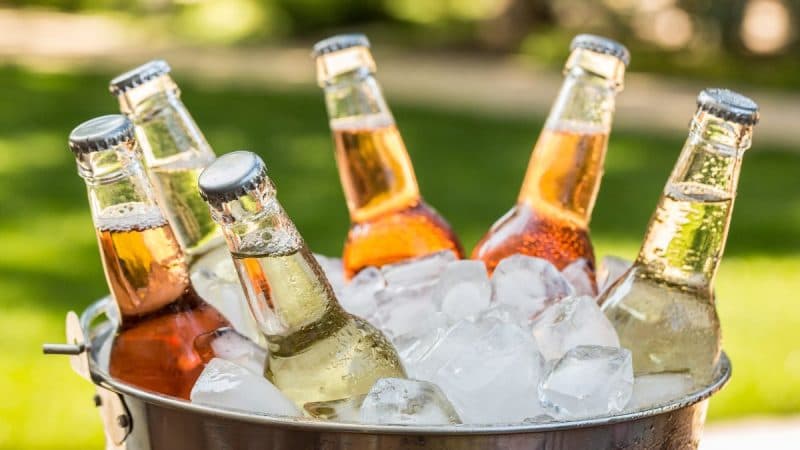 Nici sare, nici gheață. Metoda sigură pentru a congela o bere în doar 15 minute