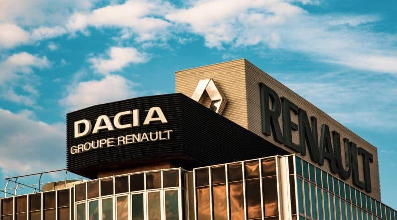 Nou val de plecări la Dacia și Renault. Ce compensații pot primi cei care aleg să plece
